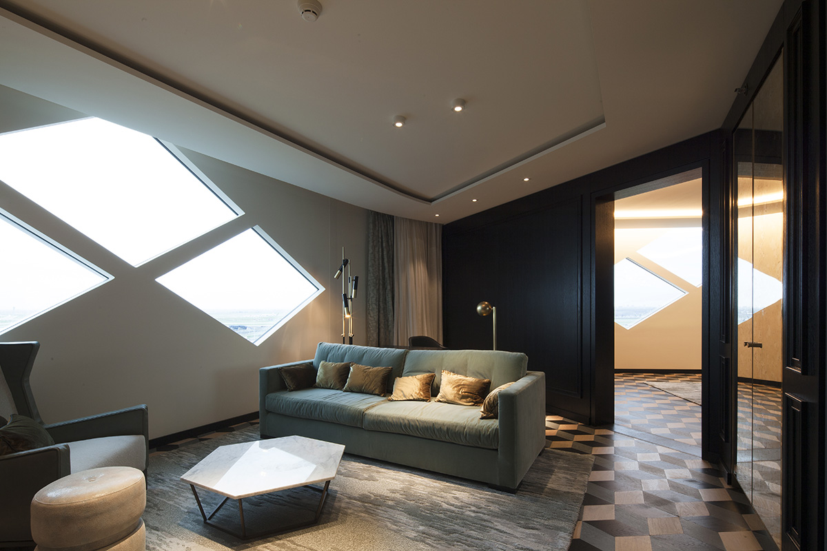 Mecanoo completed its new curvaceous building Hilton Amsterdam Airport Schiphol