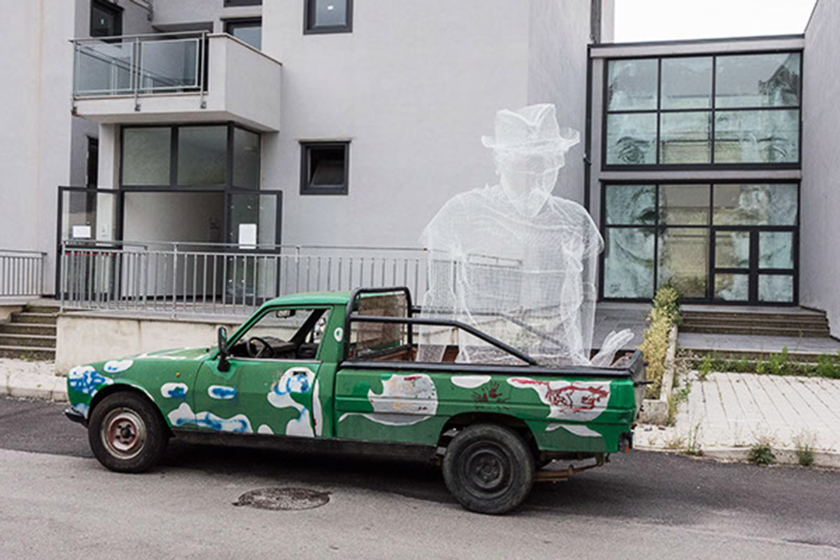 Edoardo Tresoldi creates a huge figurative sculptures by just using ’’wire’’