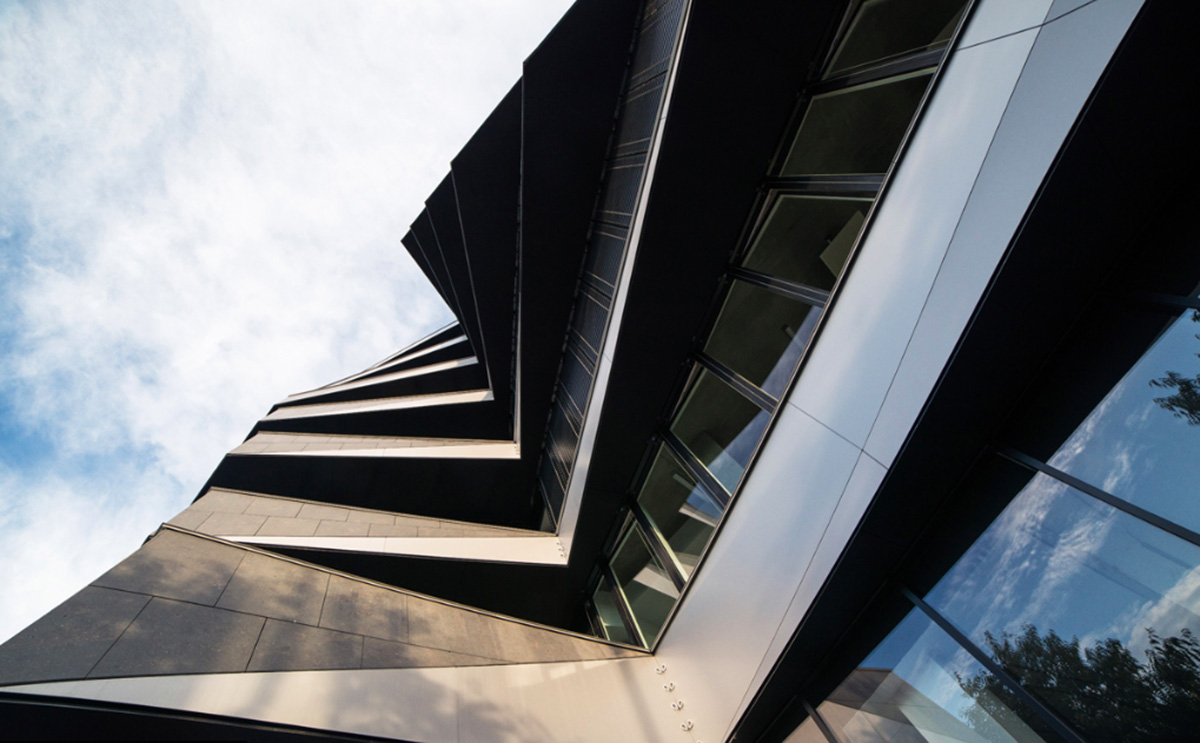 Kengo Kuma’s ’’Hikari’’ reflects the water’s surface in its undulating facade
