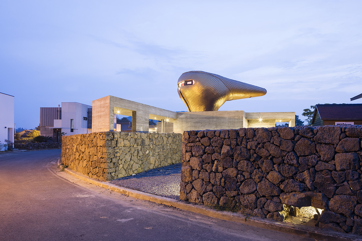 Moon Hoon puts a weird ’’avant-garde’’ piece on wind houses hovering on Jeju Island