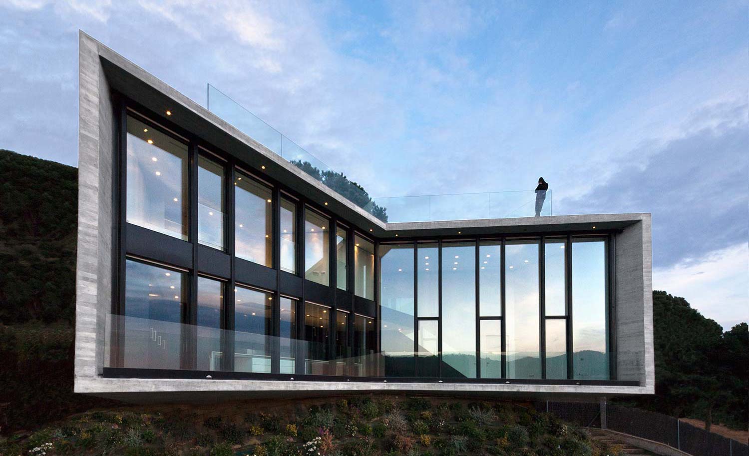 Cadaval & Solà-Morales’ ’’X House’’ neutralizes itself with its unique appearance on the cliff