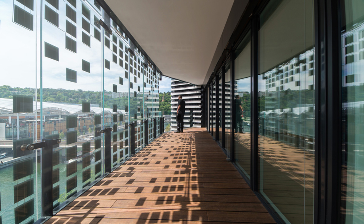 Kengo Kuma’s ’’Hikari’’ reflects the water’s surface in its undulating facade