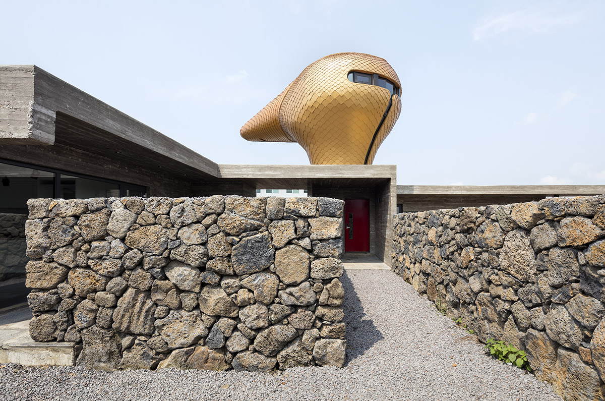 Moon Hoon puts a weird ’’avant-garde’’ piece on wind houses hovering on Jeju Island