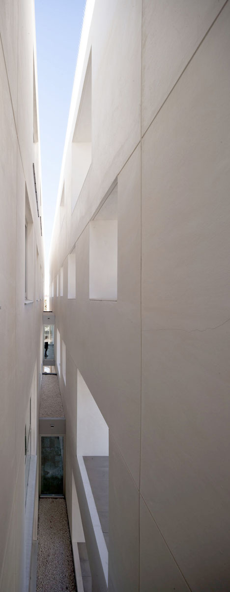 Rafael de La-Hoz completes Education Centre for the University of Cordoba