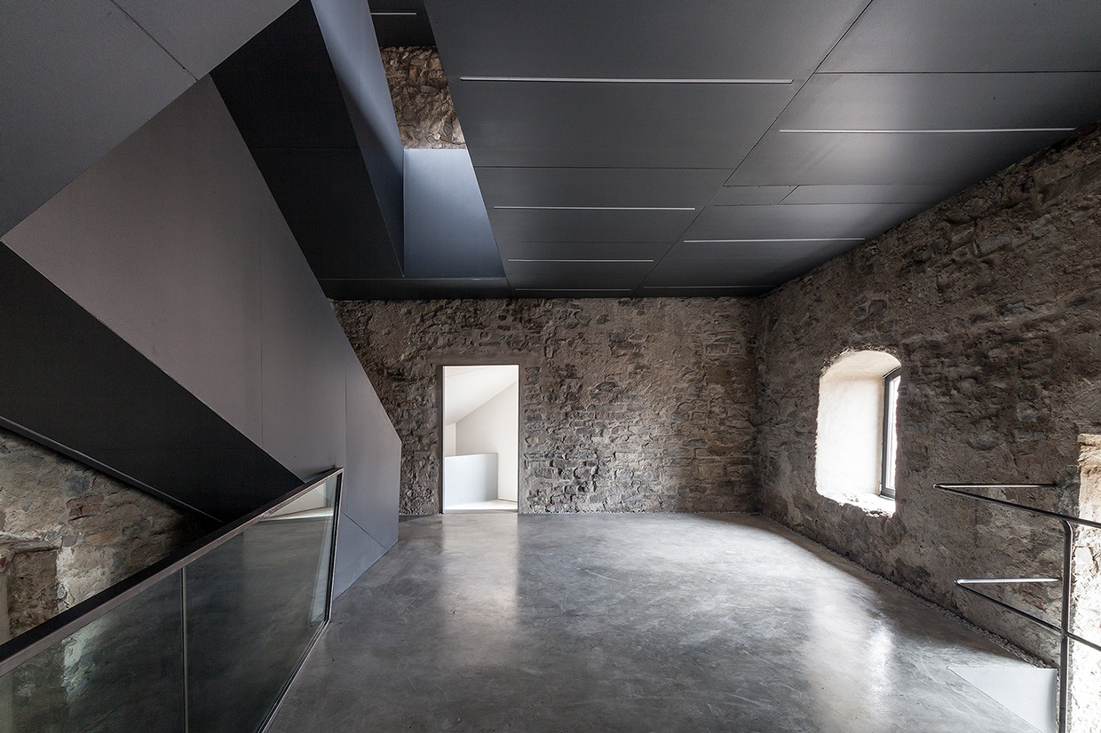 The Torre del Borgo emphasized the historical context of Bergamo by using copper-clad extension