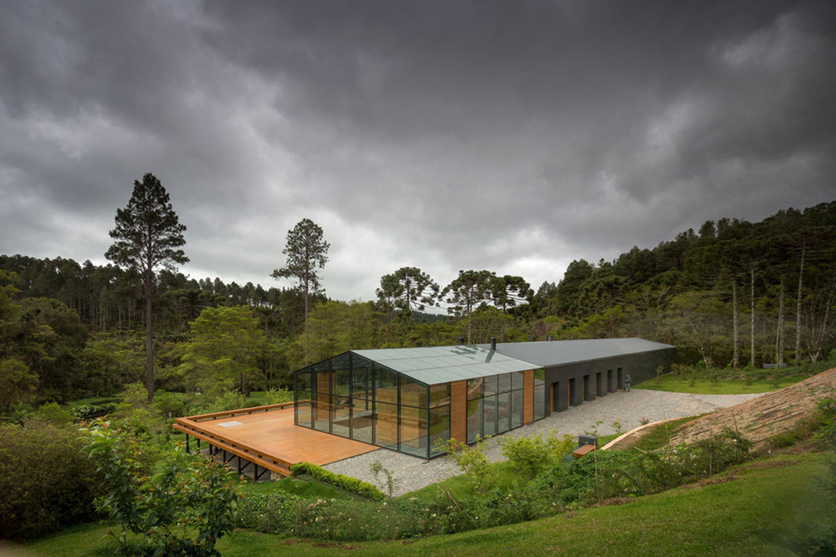 The Mororó House is an opaque and continuous house that integrates climate factors to inside