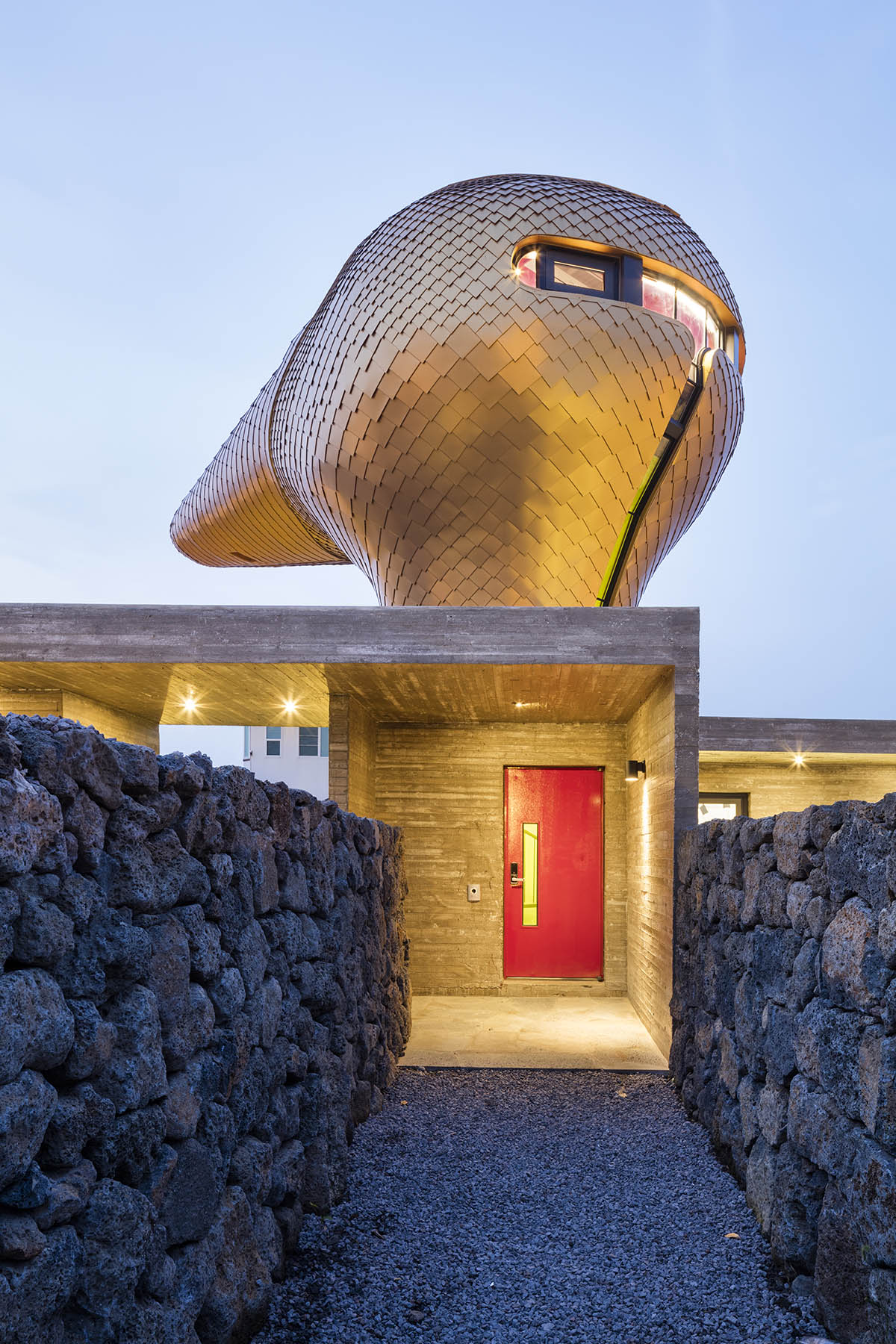 Moon Hoon puts a weird ’’avant-garde’’ piece on wind houses hovering on Jeju Island