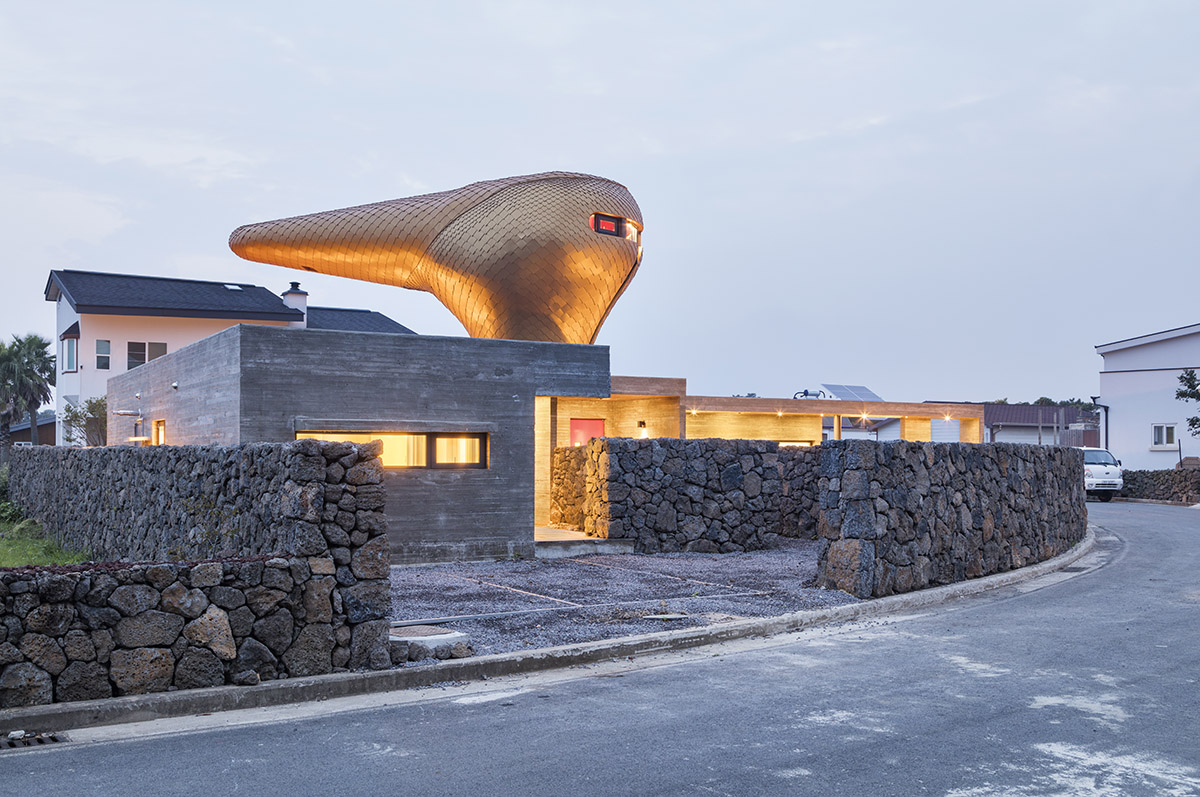 Moon Hoon puts a weird ’’avant-garde’’ piece on wind houses hovering on Jeju Island