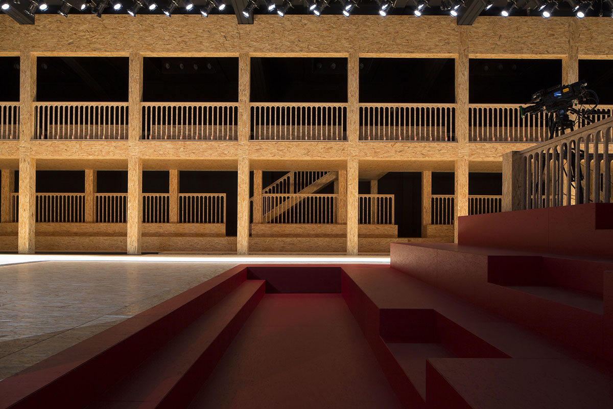 AMO blurres the lines between the audience and actor for 2016 FW Prada Men’s and Women’s Show