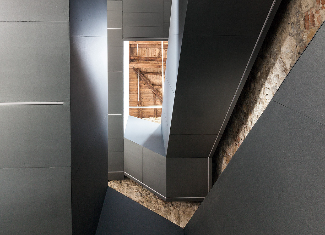 The Torre del Borgo emphasized the historical context of Bergamo by using copper-clad extension