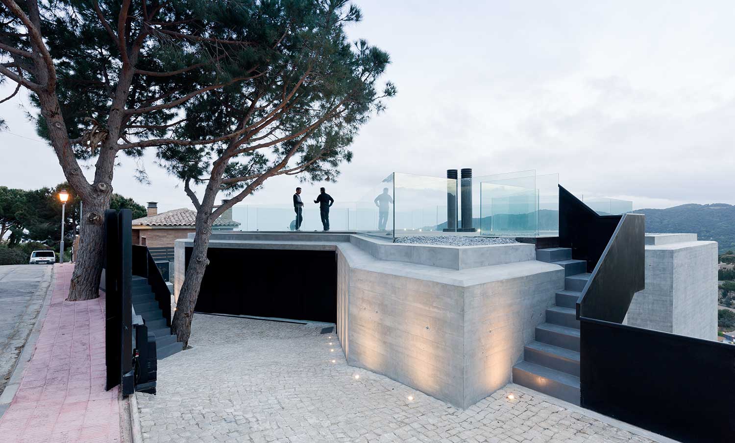 Cadaval & Solà-Morales’ ’’X House’’ neutralizes itself with its unique appearance on the cliff