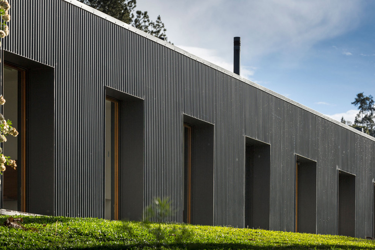 The Mororó House is an opaque and continuous house that integrates climate factors to inside