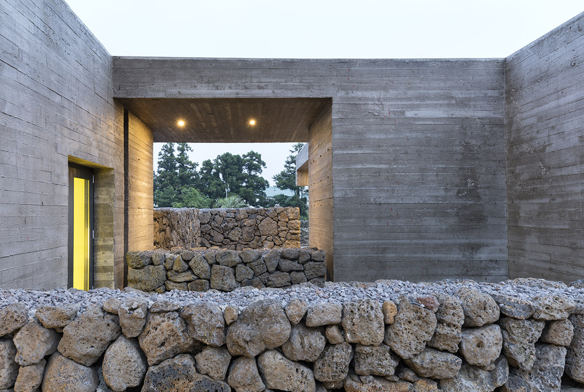 Moon Hoon puts a weird ’’avant-garde’’ piece on wind houses hovering on Jeju Island