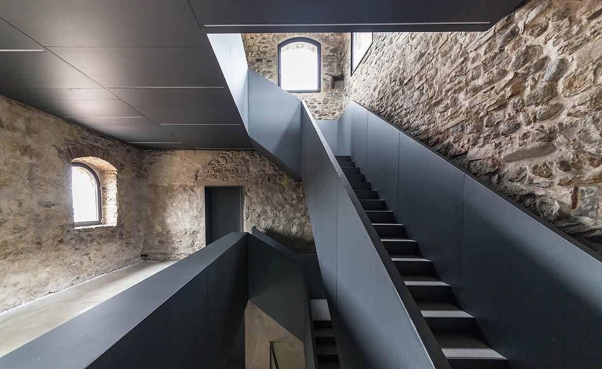 The Torre del Borgo emphasized the historical context of Bergamo by using copper-clad extension