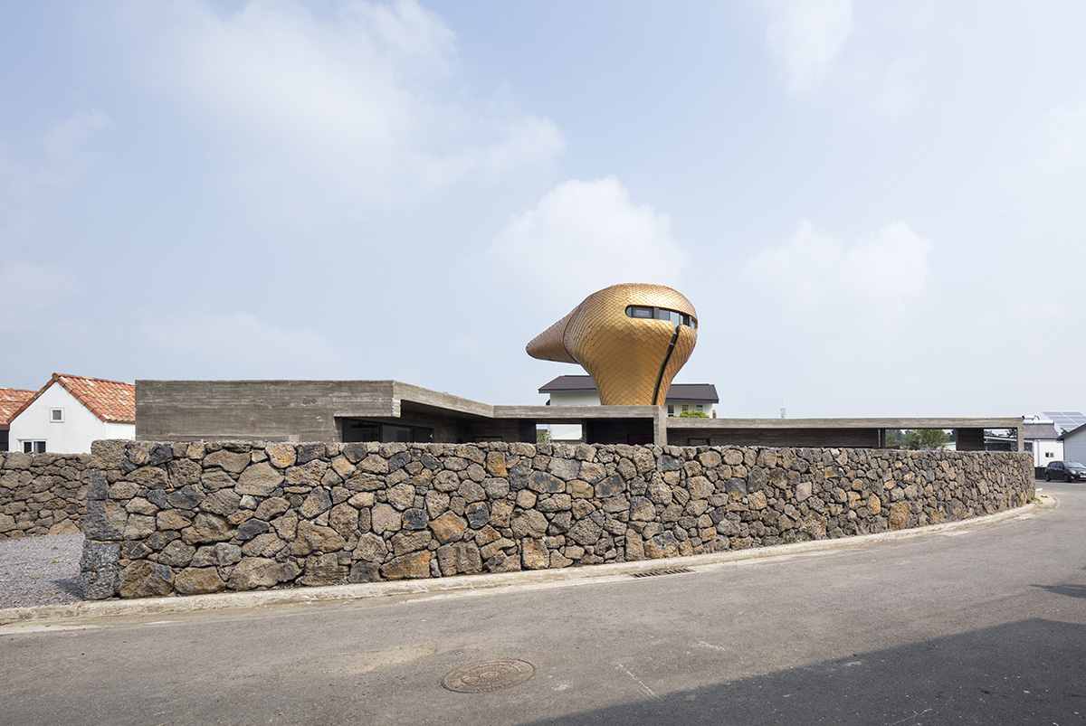 Moon Hoon puts a weird ’’avant-garde’’ piece on wind houses hovering on Jeju Island
