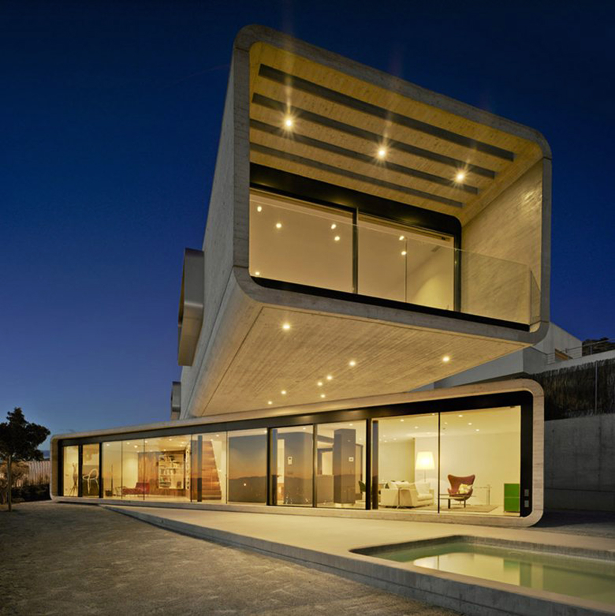 Crossed House forces the limits of cantilever with a massy look