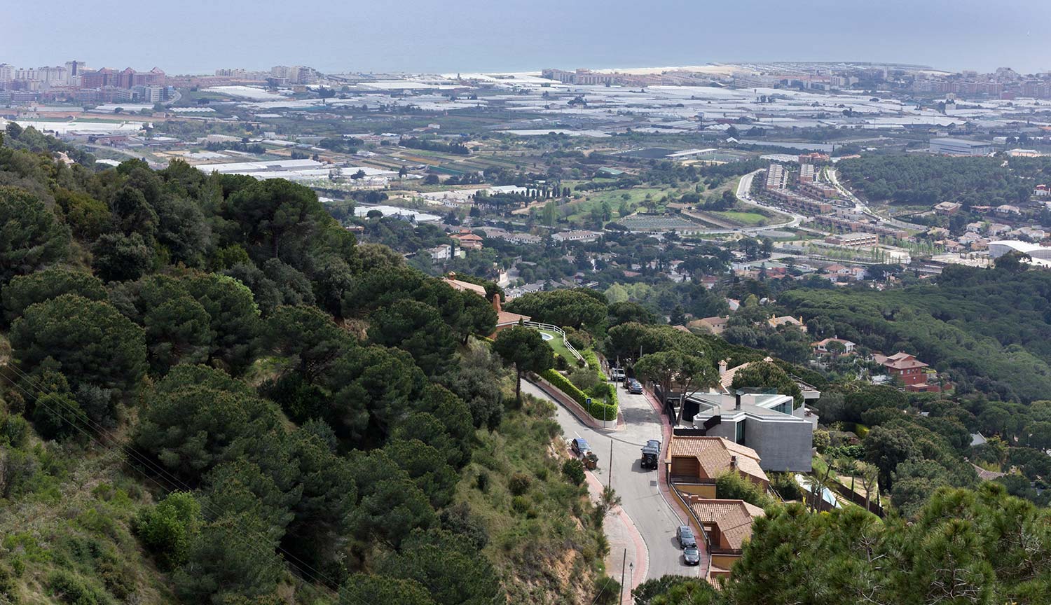 Cadaval & Solà-Morales’ ’’X House’’ neutralizes itself with its unique appearance on the cliff