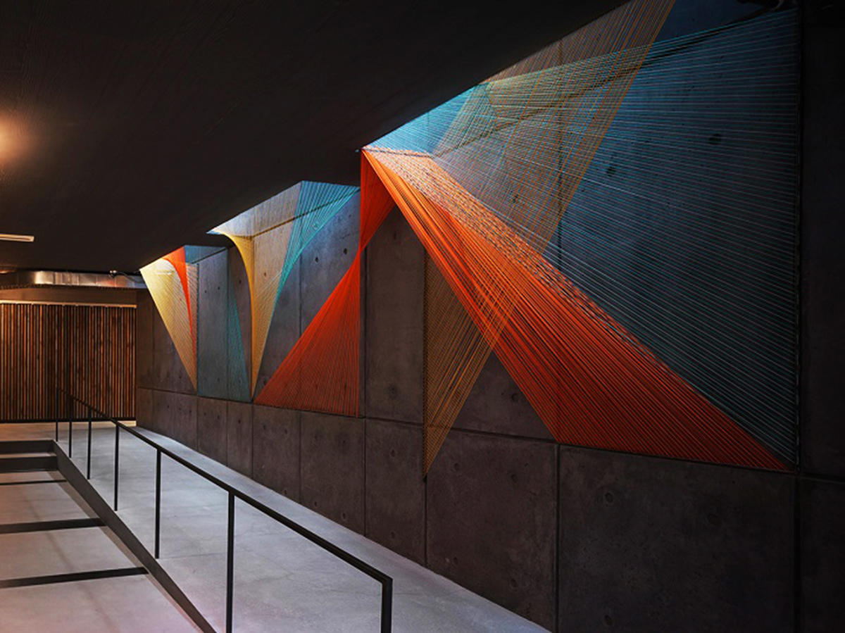 Inés Esnal covers concrete walls with colorful elastic colored ropes