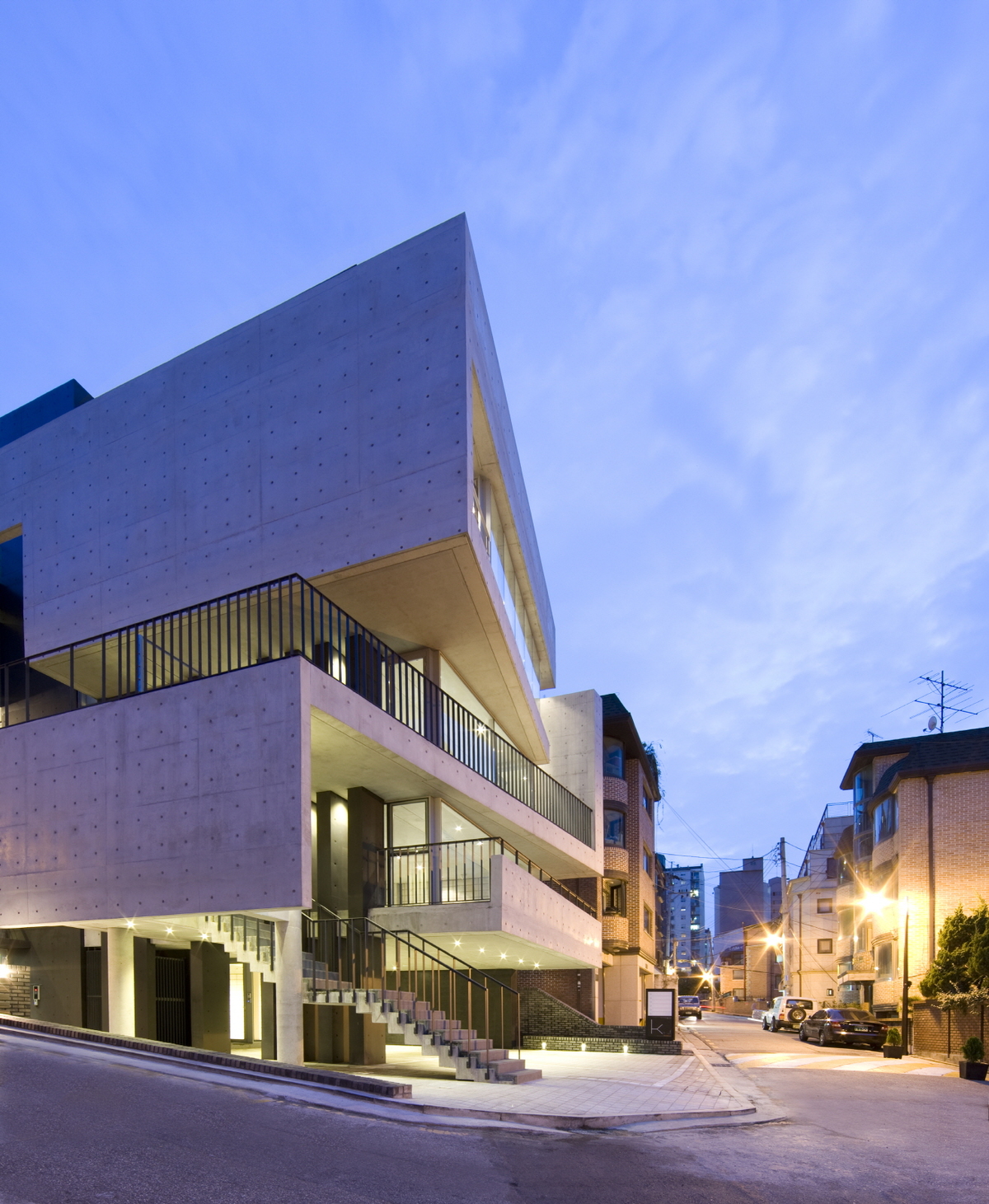 L’EAU Design designed a folded apartment that works with facade articulation