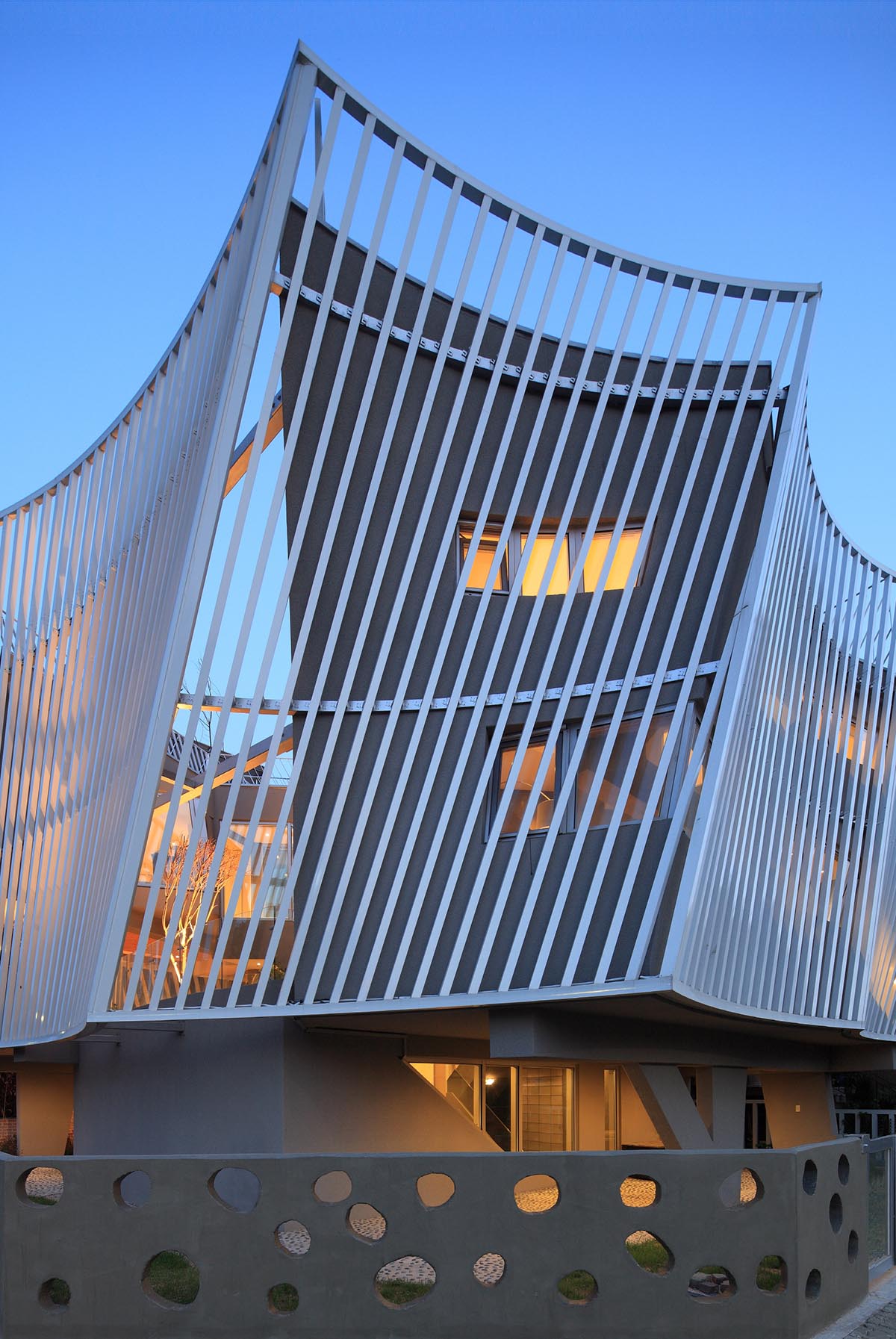 Kyeong Dok Jai is a fragmented complex that maximizes the program of the house