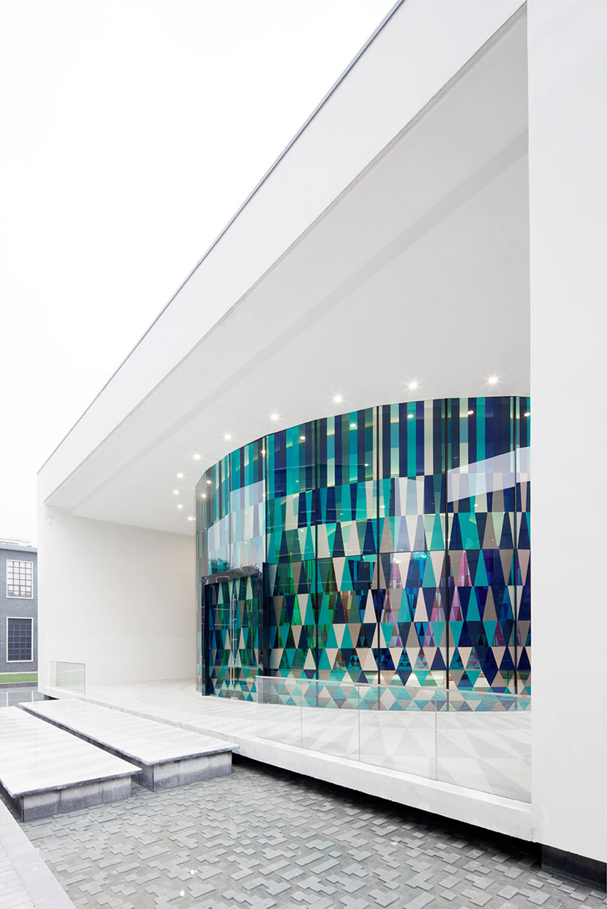 Rainbow Chapel is a rounded wedding space that explores the endless possibilities of glass