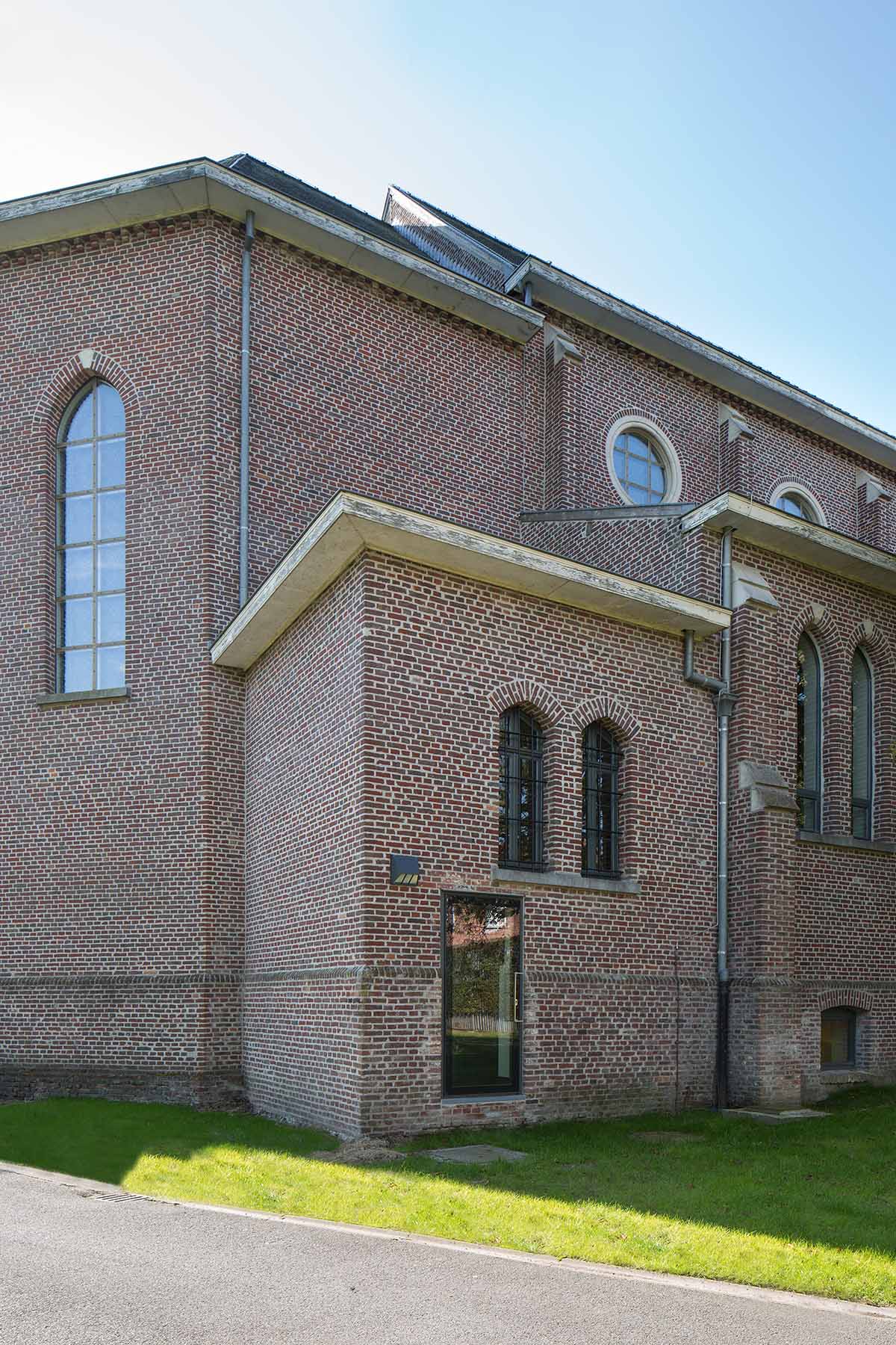 Architect Rob Hootsmans converts old church-style chapel into a new school in Belgium