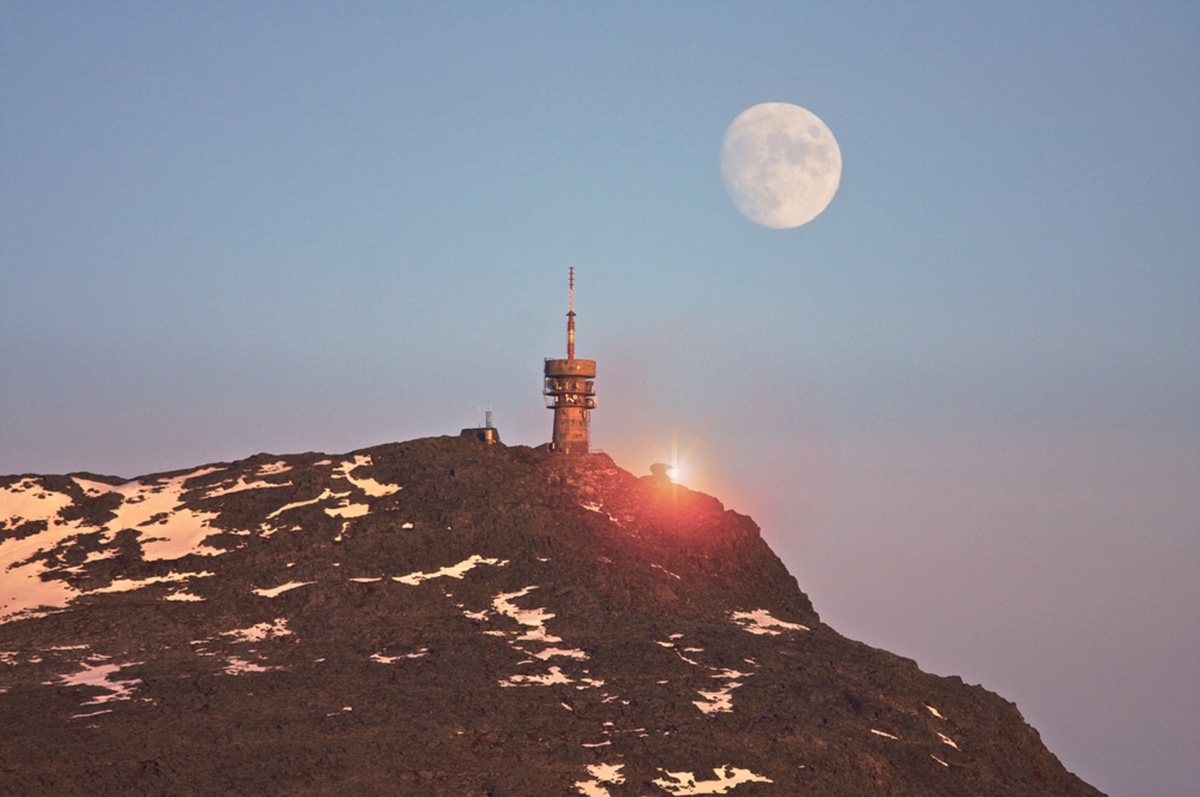 SPINN Architecture drops a ’’Hot Hiking Cabin’’ on rocky mountains