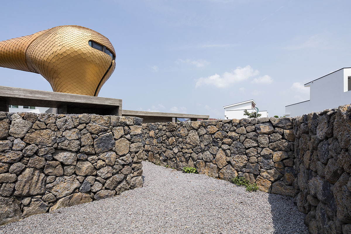 Moon Hoon puts a weird ’’avant-garde’’ piece on wind houses hovering on Jeju Island