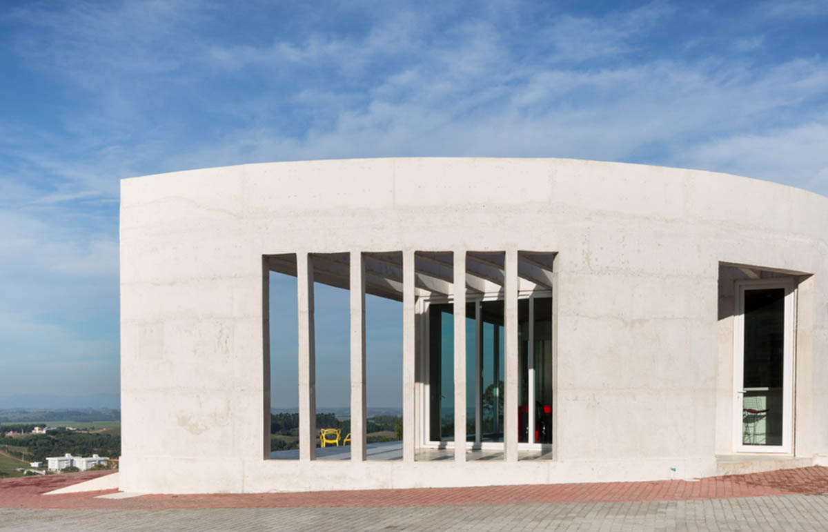 Casa HLM by Rafael Lorentz integrates with landscape presenting a pure view in Brazil