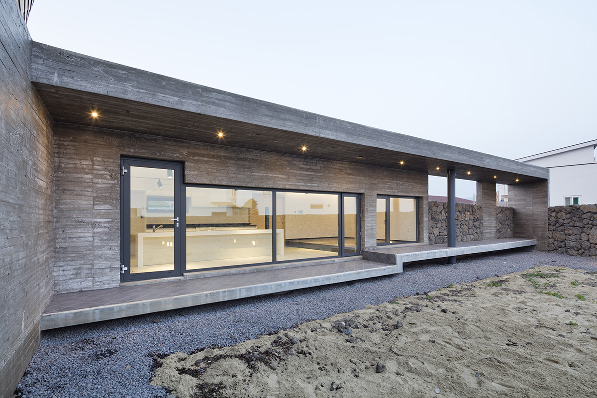 Moon Hoon puts a weird ’’avant-garde’’ piece on wind houses hovering on Jeju Island