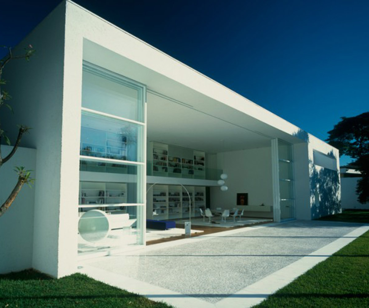 Gama Issa House is a ’’naive’’ white house designed by Studio MK27
