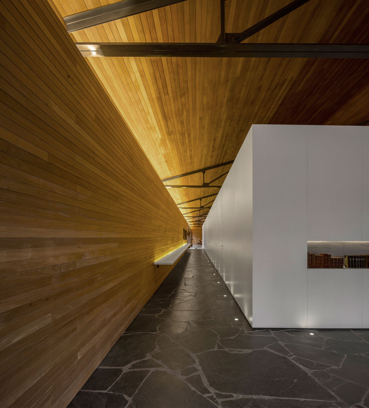 The Mororó House is an opaque and continuous house that integrates climate factors to inside