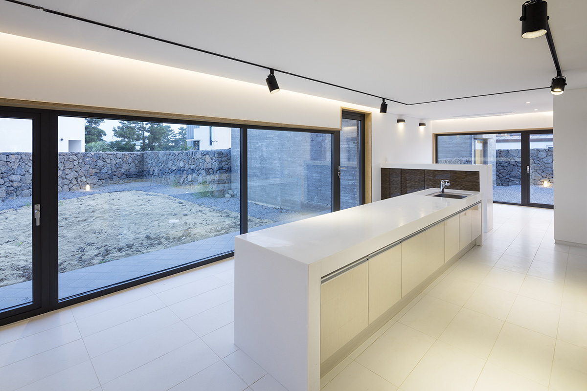 Moon Hoon puts a weird ’’avant-garde’’ piece on wind houses hovering on Jeju Island