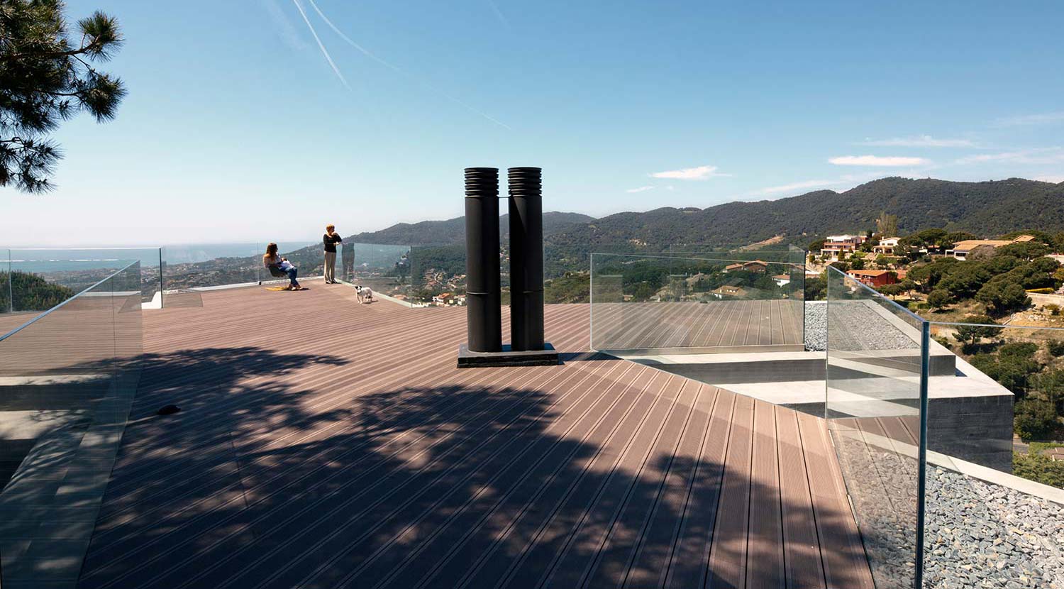 Cadaval & Solà-Morales’ ’’X House’’ neutralizes itself with its unique appearance on the cliff