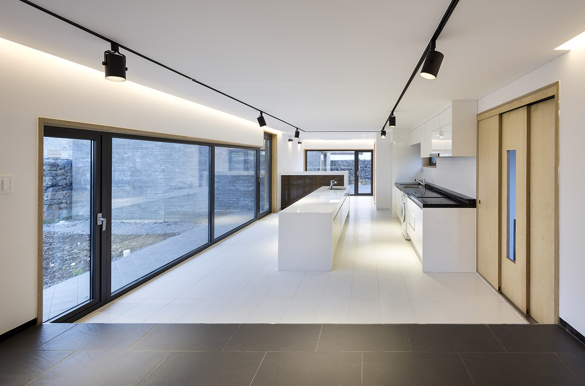 Moon Hoon puts a weird ’’avant-garde’’ piece on wind houses hovering on Jeju Island