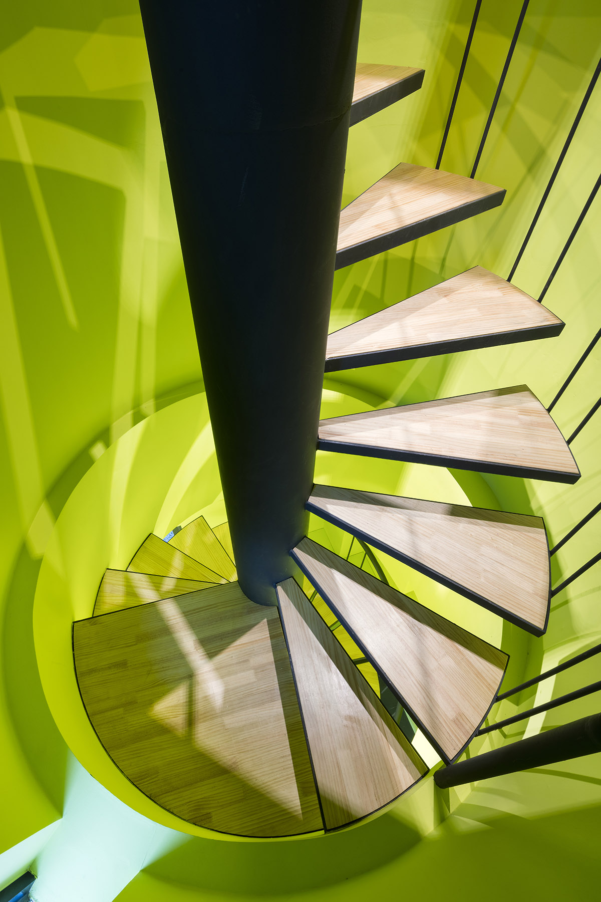 Moon Hoon puts a weird ’’avant-garde’’ piece on wind houses hovering on Jeju Island