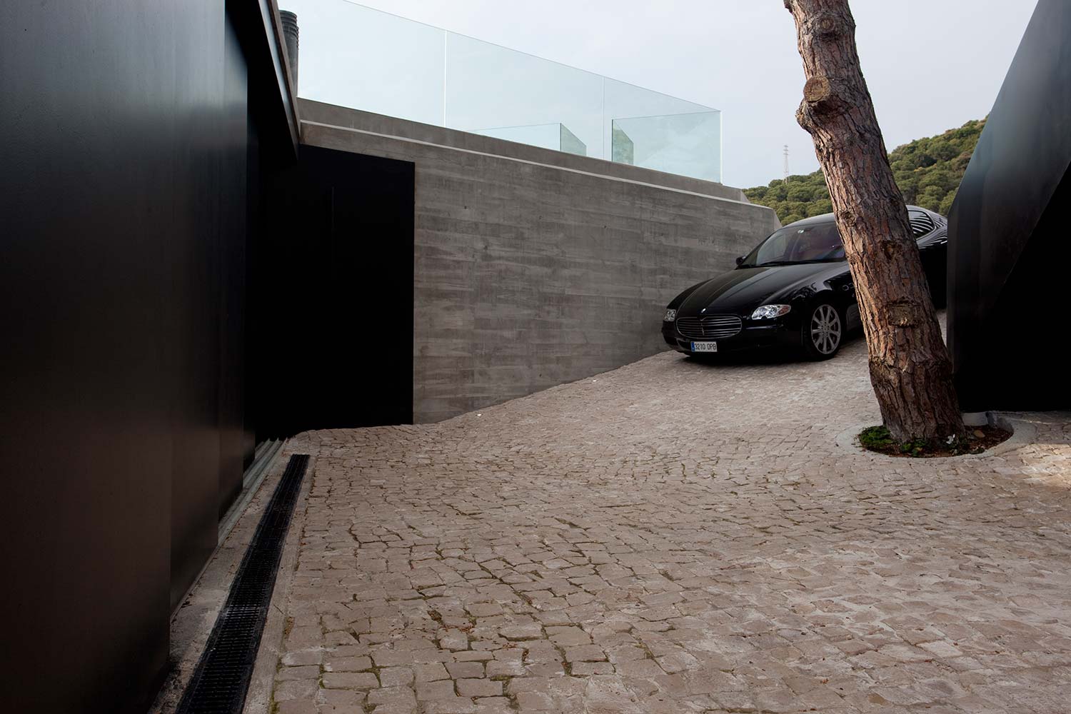 Cadaval & Solà-Morales’ ’’X House’’ neutralizes itself with its unique appearance on the cliff