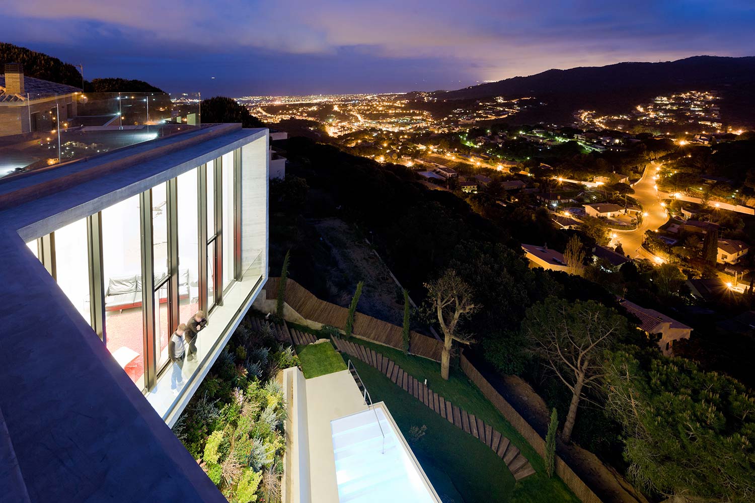 Cadaval & Solà-Morales’ ’’X House’’ neutralizes itself with its unique appearance on the cliff