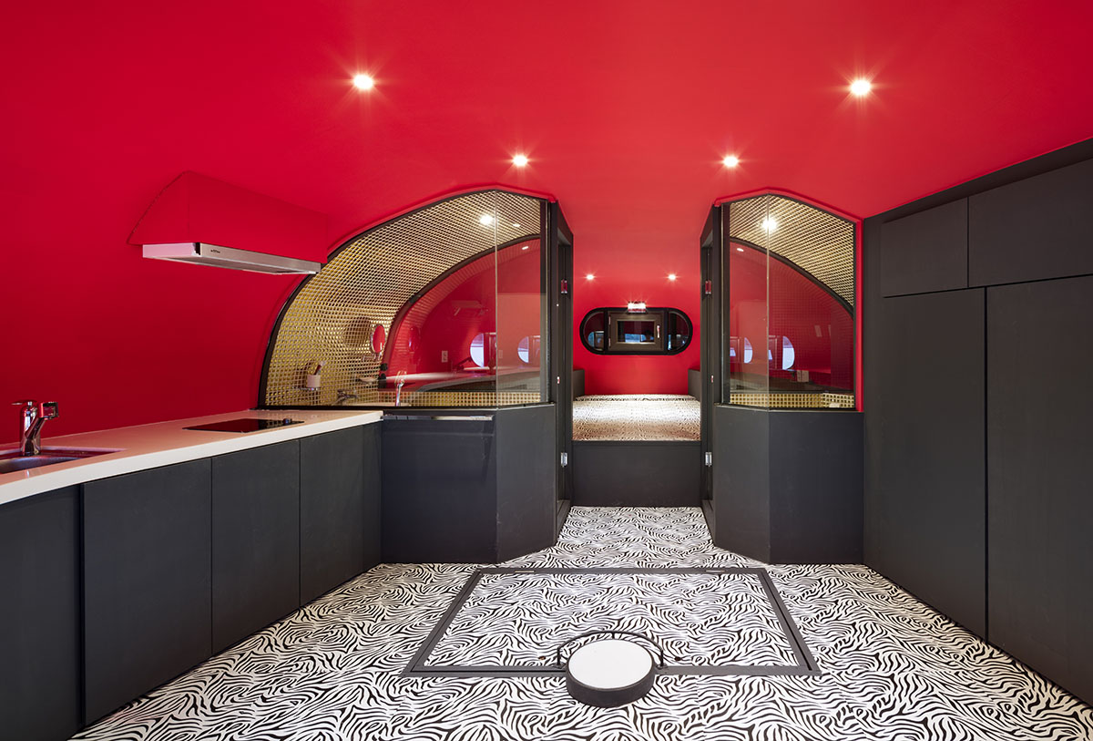 Moon Hoon puts a weird ’’avant-garde’’ piece on wind houses hovering on Jeju Island