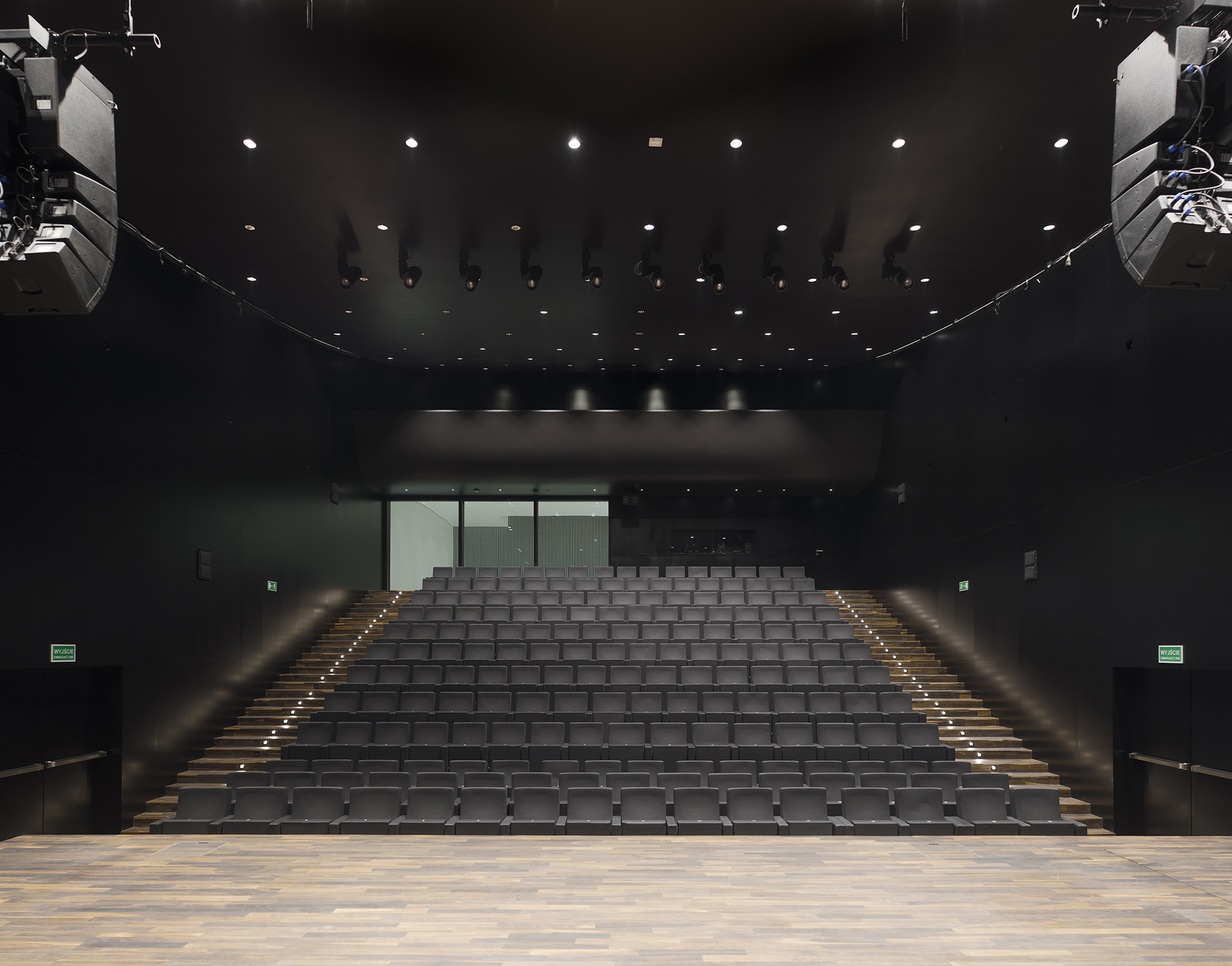 Небольшой концертный зал. Концертный зал филармонии в Щецине. Филармония в Щецине (Barozzi Veiga). Маленькие концертные залы. Современный театр (Щецин).