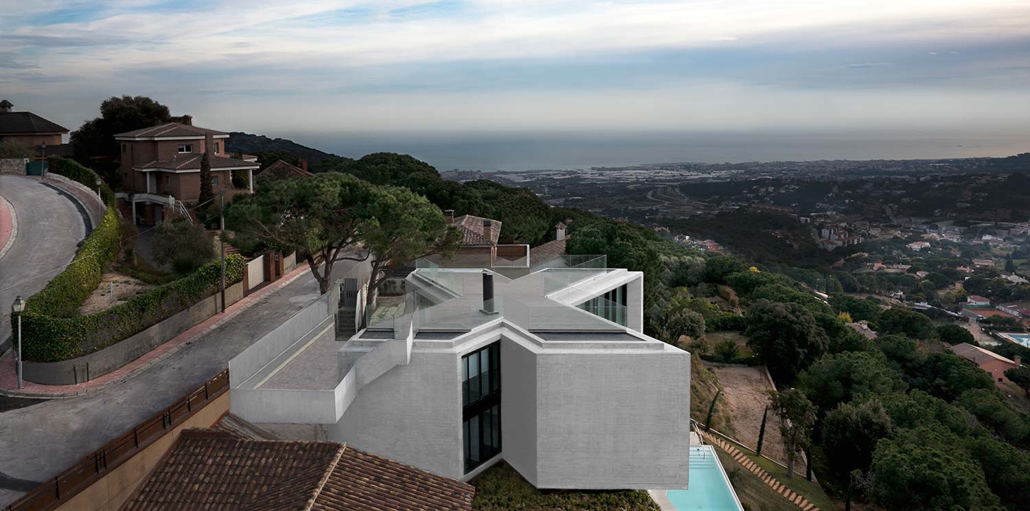 Cadaval & Solà-Morales’ ’’X House’’ neutralizes itself with its unique appearance on the cliff