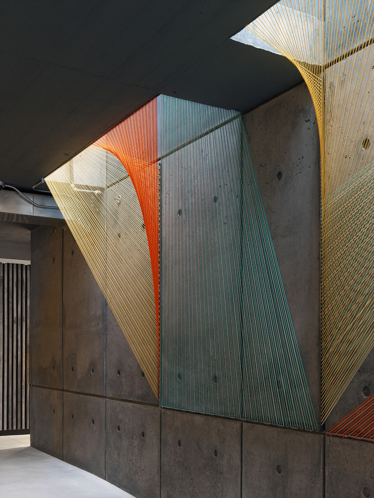 Inés Esnal covers concrete walls with colorful elastic colored ropes
