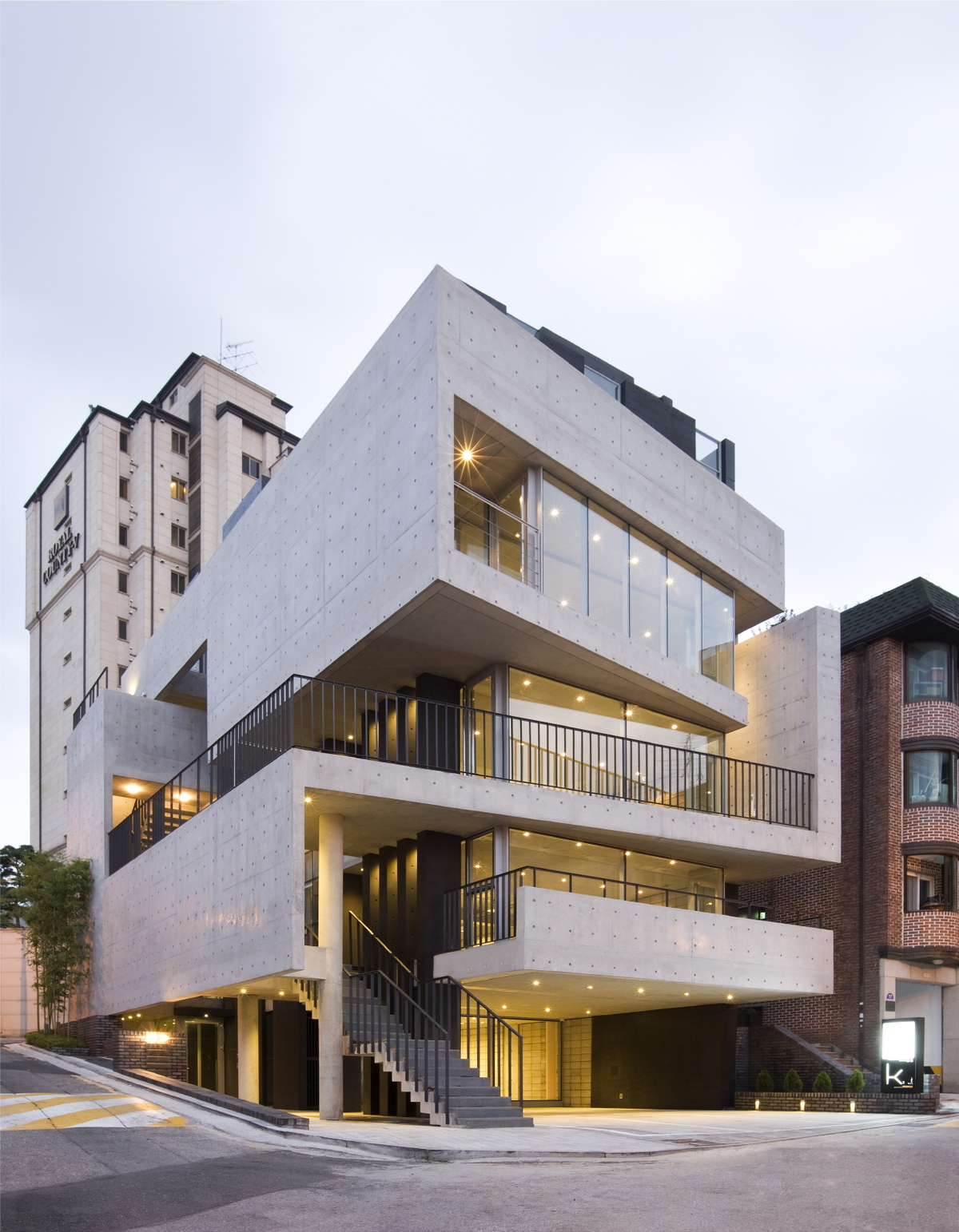 L’EAU Design designed a folded apartment that works with facade articulation