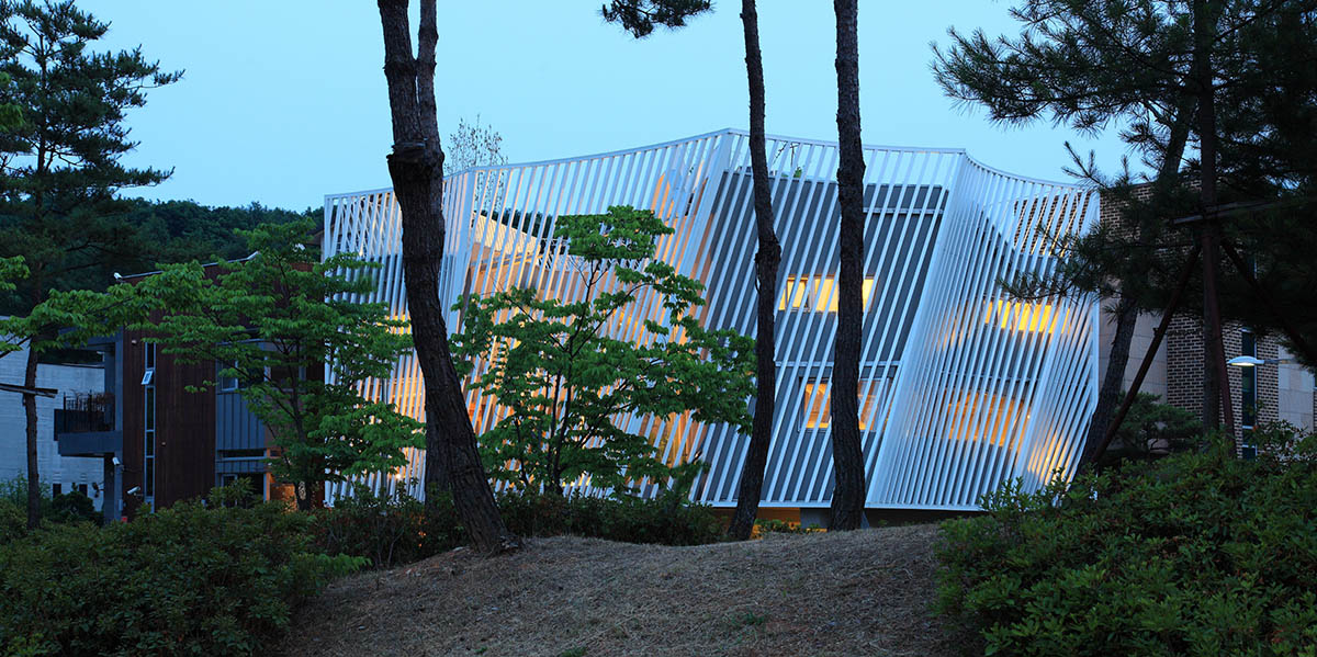 Kyeong Dok Jai is a fragmented complex that maximizes the program of the house