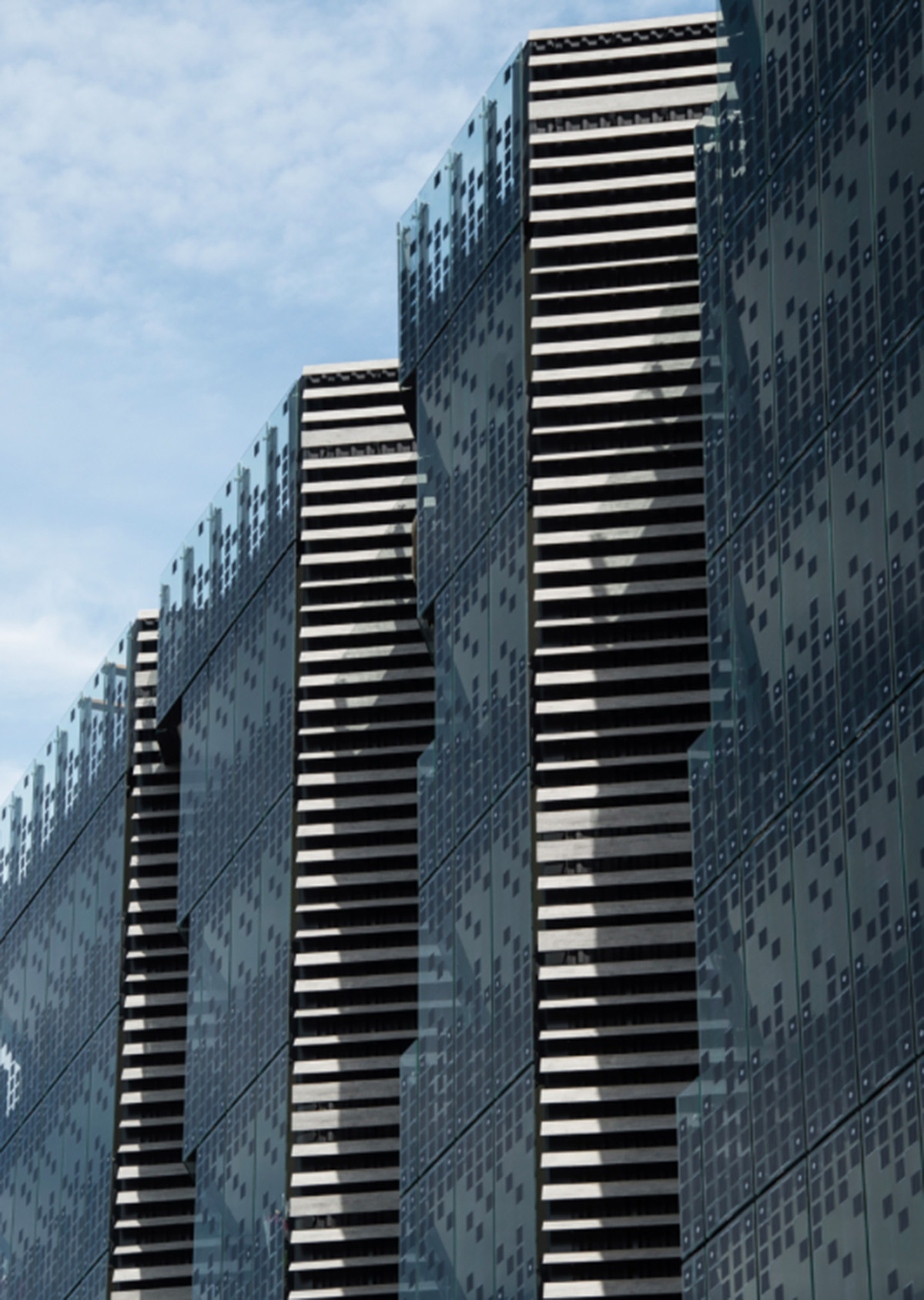 Kengo Kuma’s ’’Hikari’’ reflects the water’s surface in its undulating facade