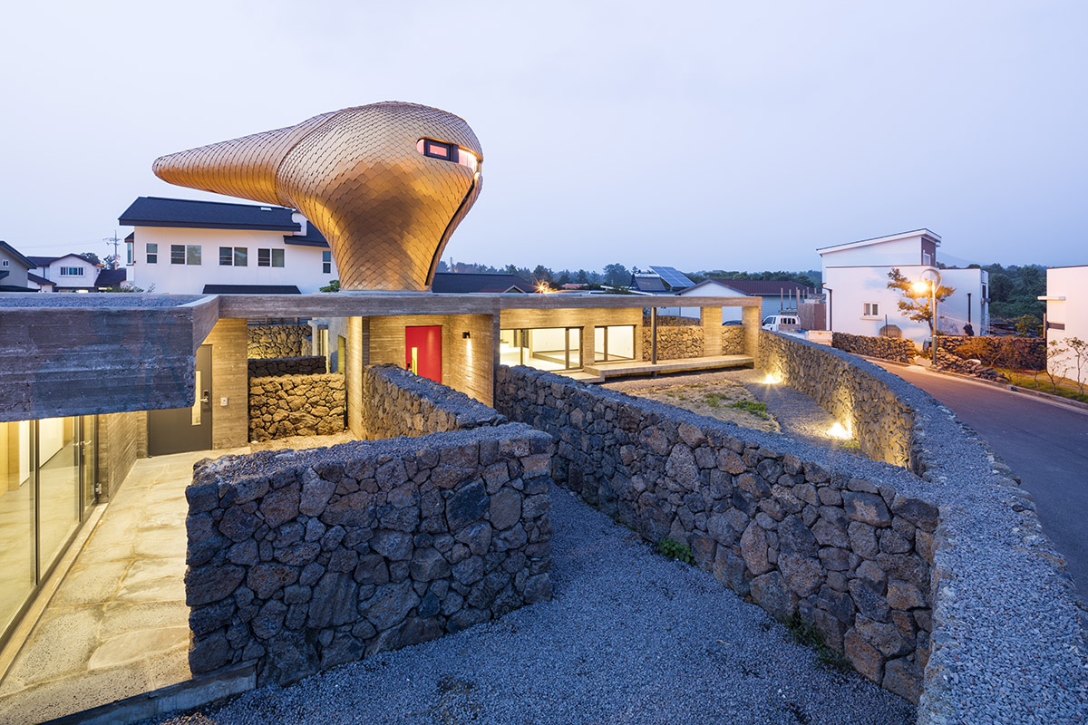 Moon Hoon puts a weird ’’avant-garde’’ piece on wind houses hovering on Jeju Island