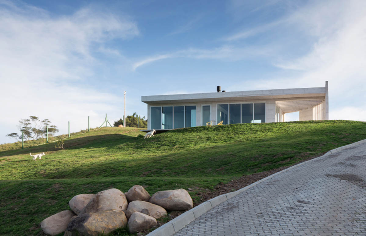Casa HLM by Rafael Lorentz integrates with landscape presenting a pure view in Brazil