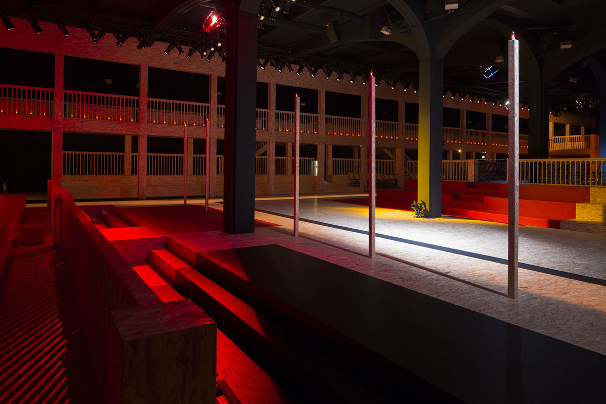 AMO blurres the lines between the audience and actor for 2016 FW Prada Men’s and Women’s Show