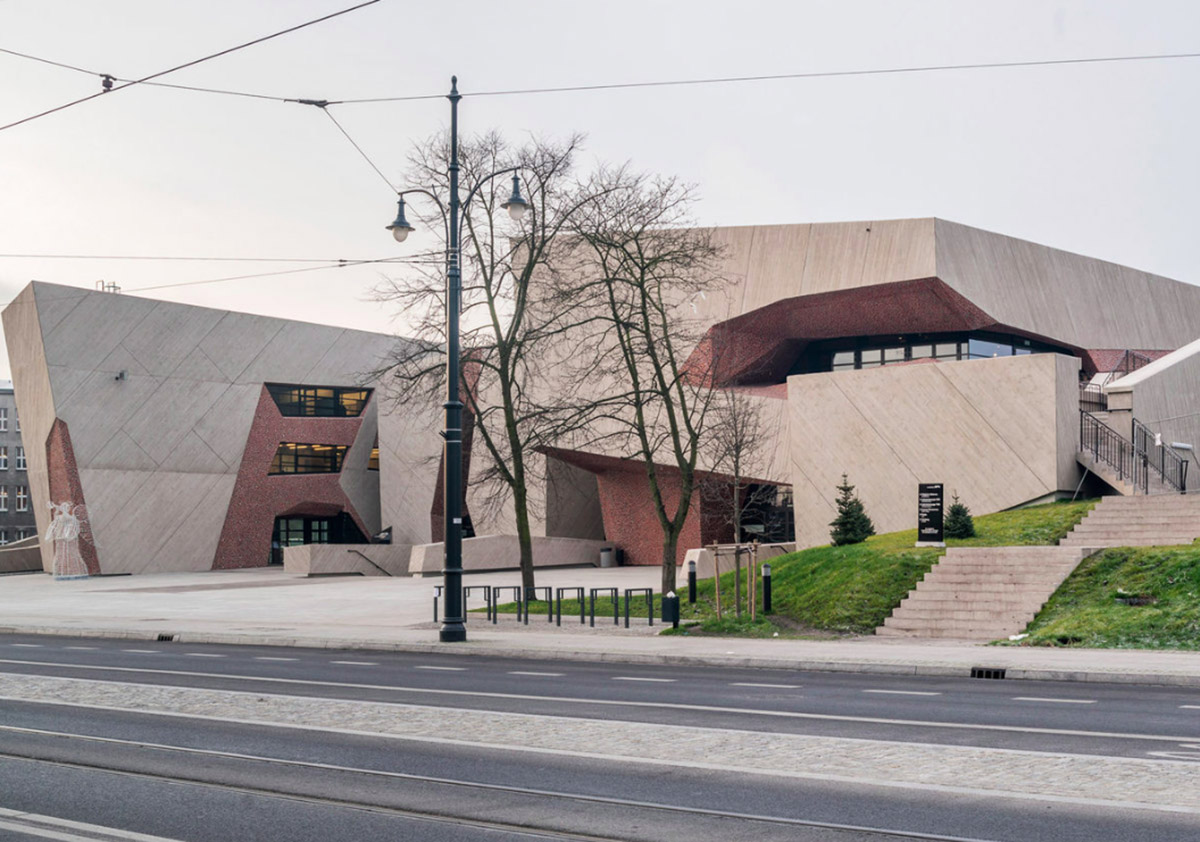 Fernando Menis’ CKK Jordanki Concert Hall in Torun presents a cave-like building