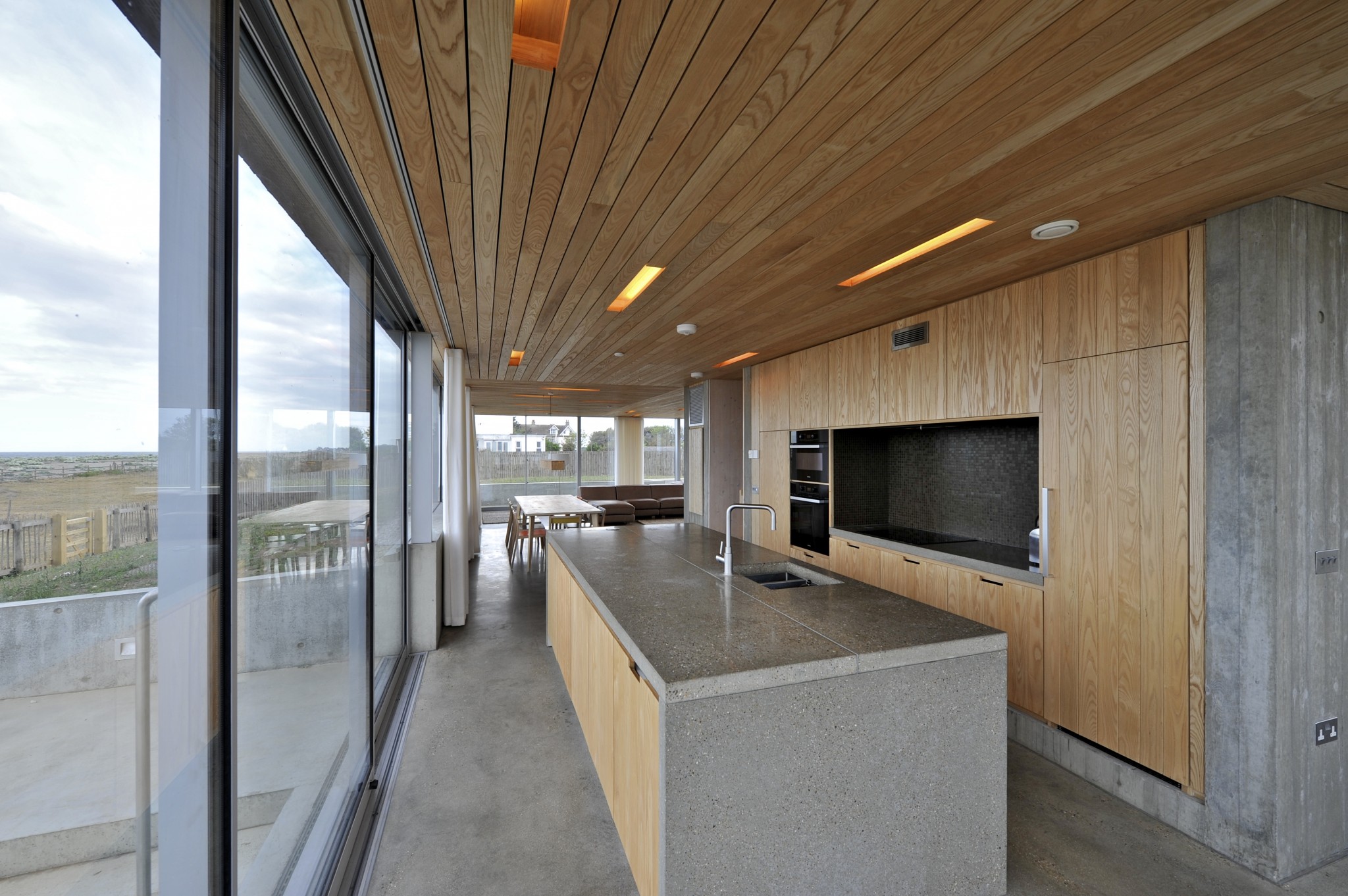 Dune House crushes the glass with its hybrid roof design:looks like a &rsquo;&rsquo;bold hat&rsquo;&rsquo;